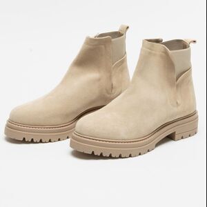 Steve Madden Moira Suede Pull On Boots With Side Stretch Light Tan Cream 10 NWOB